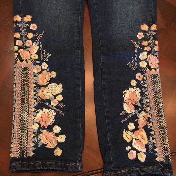 🆕💙Listing. Embroidered Skinny Jeans - Picture 2 of 8